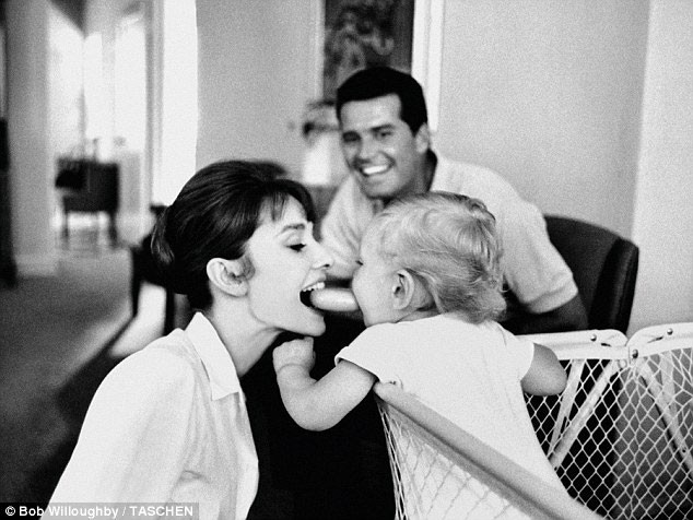 Cuốn sách ảnh Audrey Hepburn do Bob Willoughby thực hiện gồm 280 trang với rất nhiều ảnh của cố ngôi sao Hollywood từ khi bà bước chân vào làng giải trí năm 1953 tới năm 1966, ba năm sau khi bà nổi tiếng với vai diễn trong "My Fair Lady". (Ảnh: Audrey chơi đùa với con trai trong khi nam diễn viên James Garner ngồi bên cạnh ngắm nhìn).